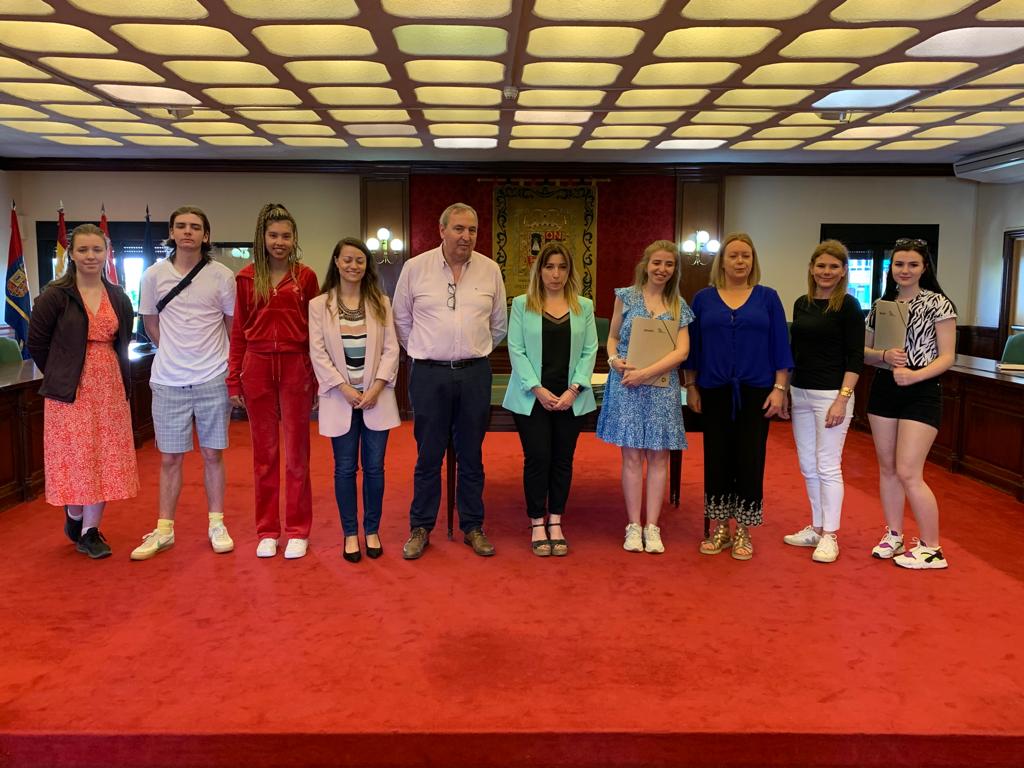 Texto Alternativo: Alumnos de hostelería y turismo de Gales visitan el Ayuntamiento de Móstoles