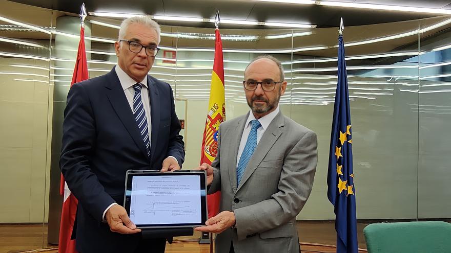 Texto Alternativo: La Comunidad de Madrid reclama al Gobierno central la convocatoria urgente de oposiciones a secretarios e interventores de ayuntamientos