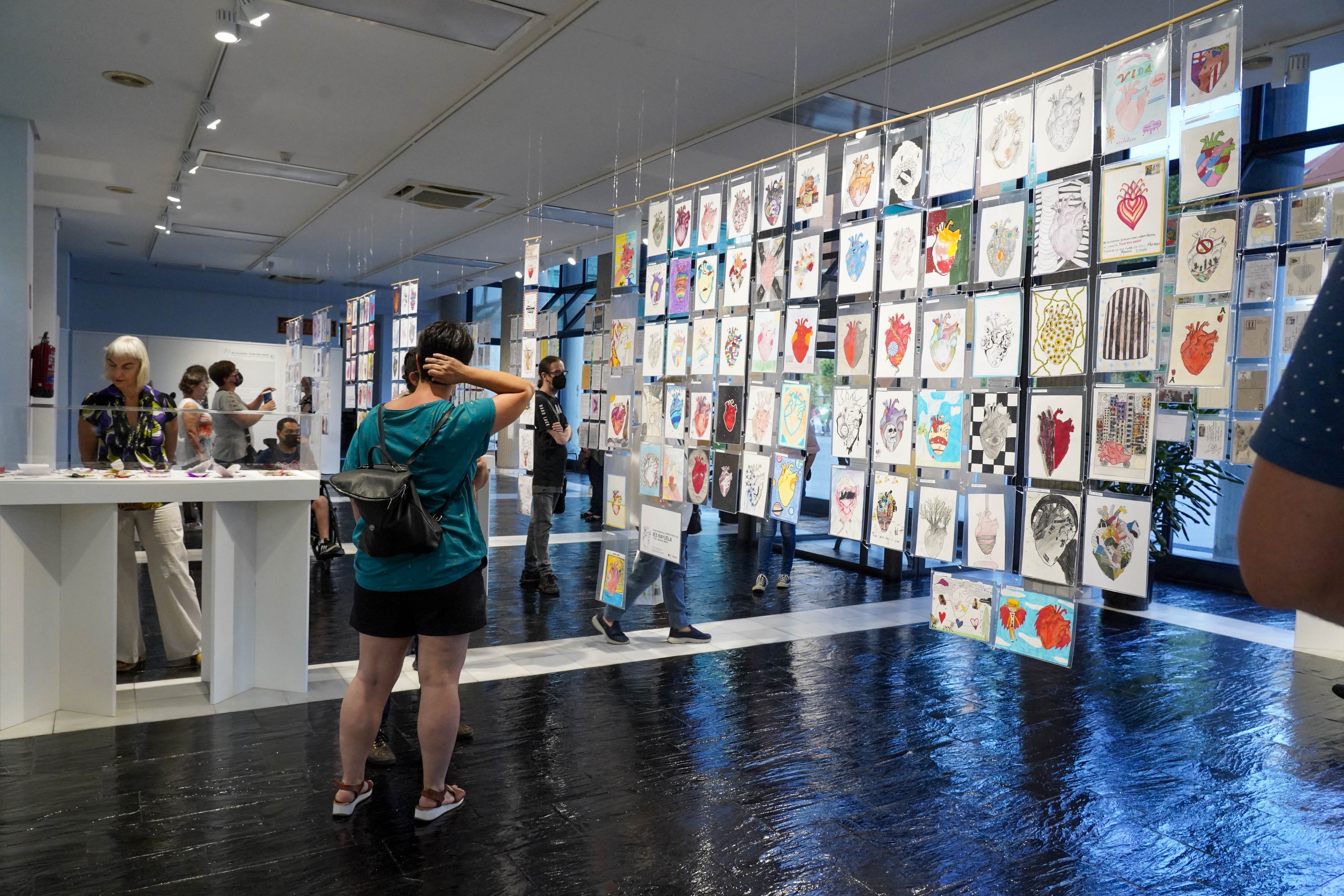 Texto Alternativo: Se inaugura la exposición de la III Convocatoria Internacional de Arte Postal DE CORAZÓN-FROM THE HEART