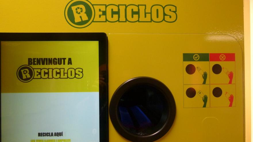 Texto Alternativo: El Hospital Fundación Alcorcón incorpora tres dispositivos “inteligentes” que premian el reciclaje de plástico y latas