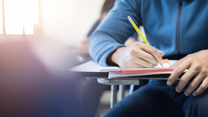Texto Alternativo: La Comunidad de Madrid abre el plazo para solicitar 12.000 becas de Bachillerato para el próximo curso