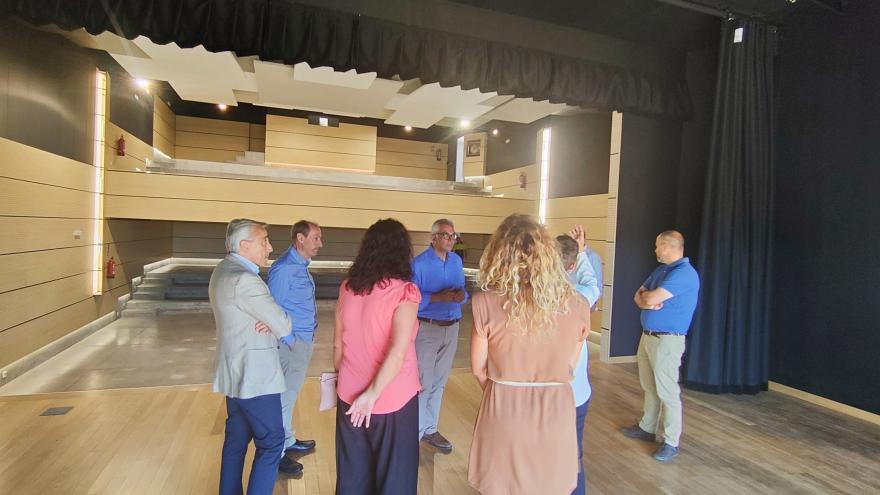 Texto Alternativo: La Comunidad de Madrid renueva el salón de actos del Centro Cultural Camilo José Cela de Estremera