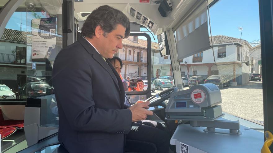 Texto Alternativo: La Comunidad de Madrid estrena una nueva tecnología para pagar con una App el billete en los autobuses urbanos de Valdemoro