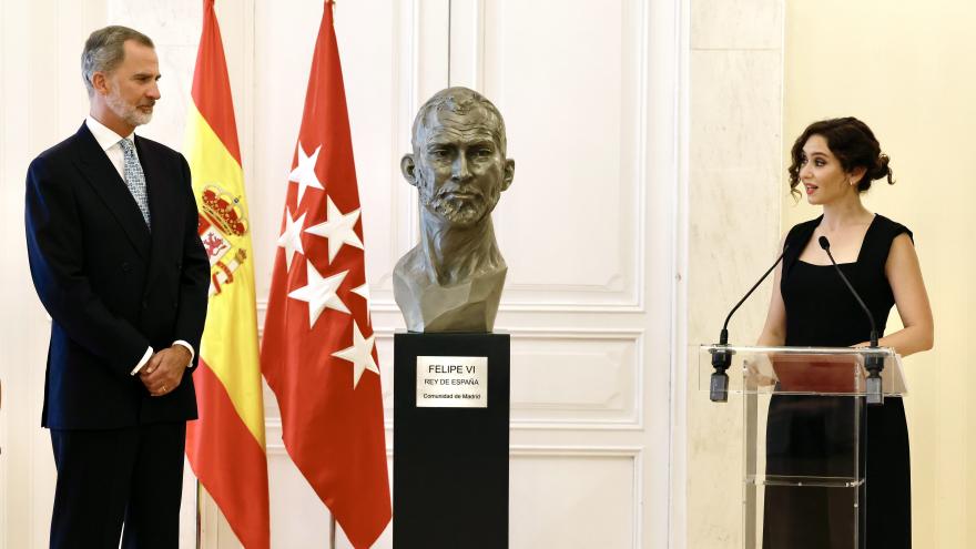 Texto Alternativo: Díaz Ayuso el Gobierno de la Comunidad presenta al Rey Felipe VI el busto homenaje en su honor y destaca la Corona como “garantía de pluralidad democrática, respeto a las leyes y libertad responsable”