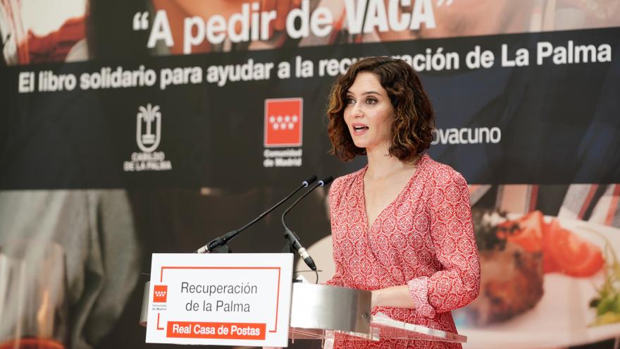 Texto Alternativo: Díaz Ayuso la Comunidad presenta un libro solidario para recaudar fondos dirigidos a la reconstrucción de La Palma