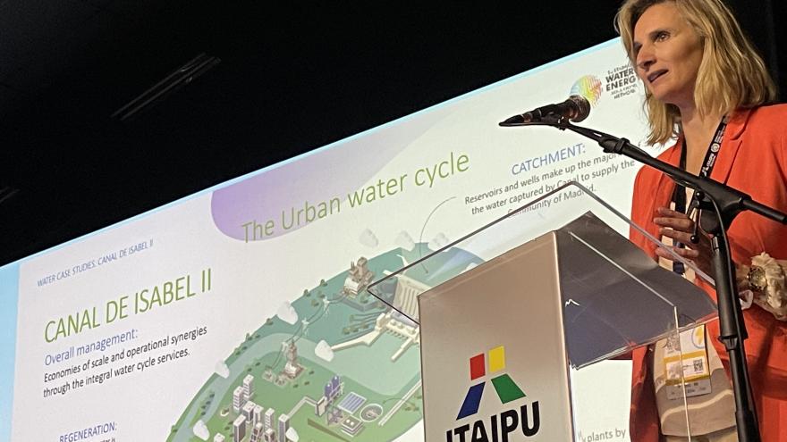 Texto Alternativo: La Comunidad de Madrid surte de agua regenerada a 26 municipios de la región para el riego de parques y el baldeo de calles