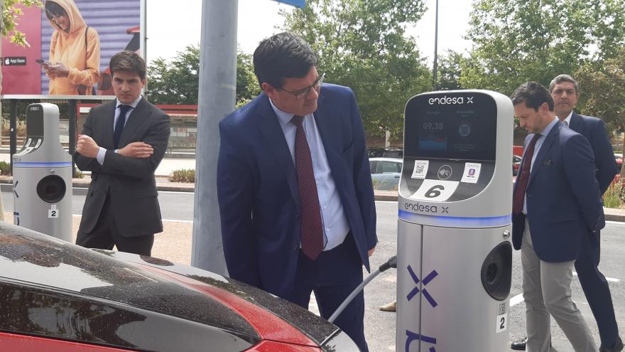 Texto Alternativo: La Comunidad de Madrid recibe a una delegación de Uruguay interesada en conocer la electrolinera de Pozuelo de Alarcón