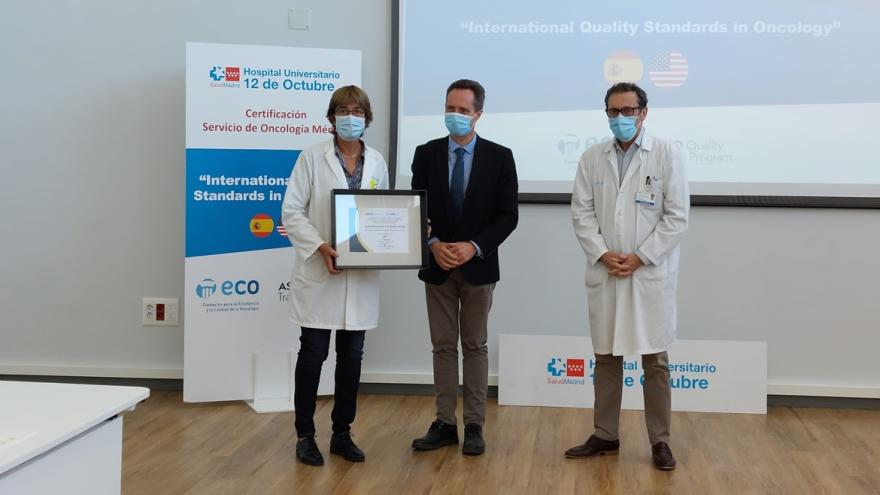 Texto Alternativo: Oncología Médica del Hospital 12 de Octubre recibe la certificación internacional 'Quality Oncology Practice Initiative'