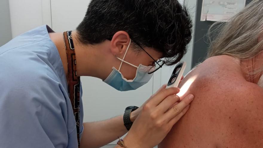 Texto Alternativo: El Centro de Salud Las Calesas conciencia sobre el cáncer con exploraciones en la piel y recomendaciones para su protección