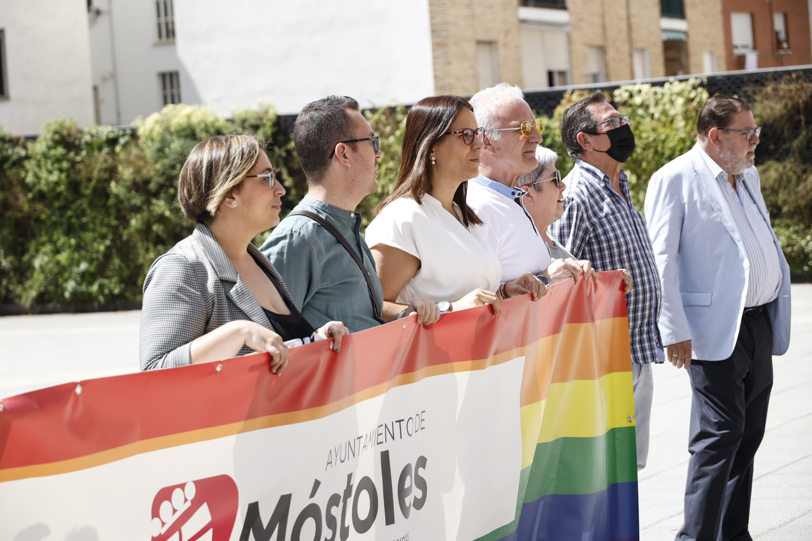 Texto Alternativo: El balcón del Ayuntamiento de Móstoles luce ya la pancarta en apoyo al colectivo LGTBI