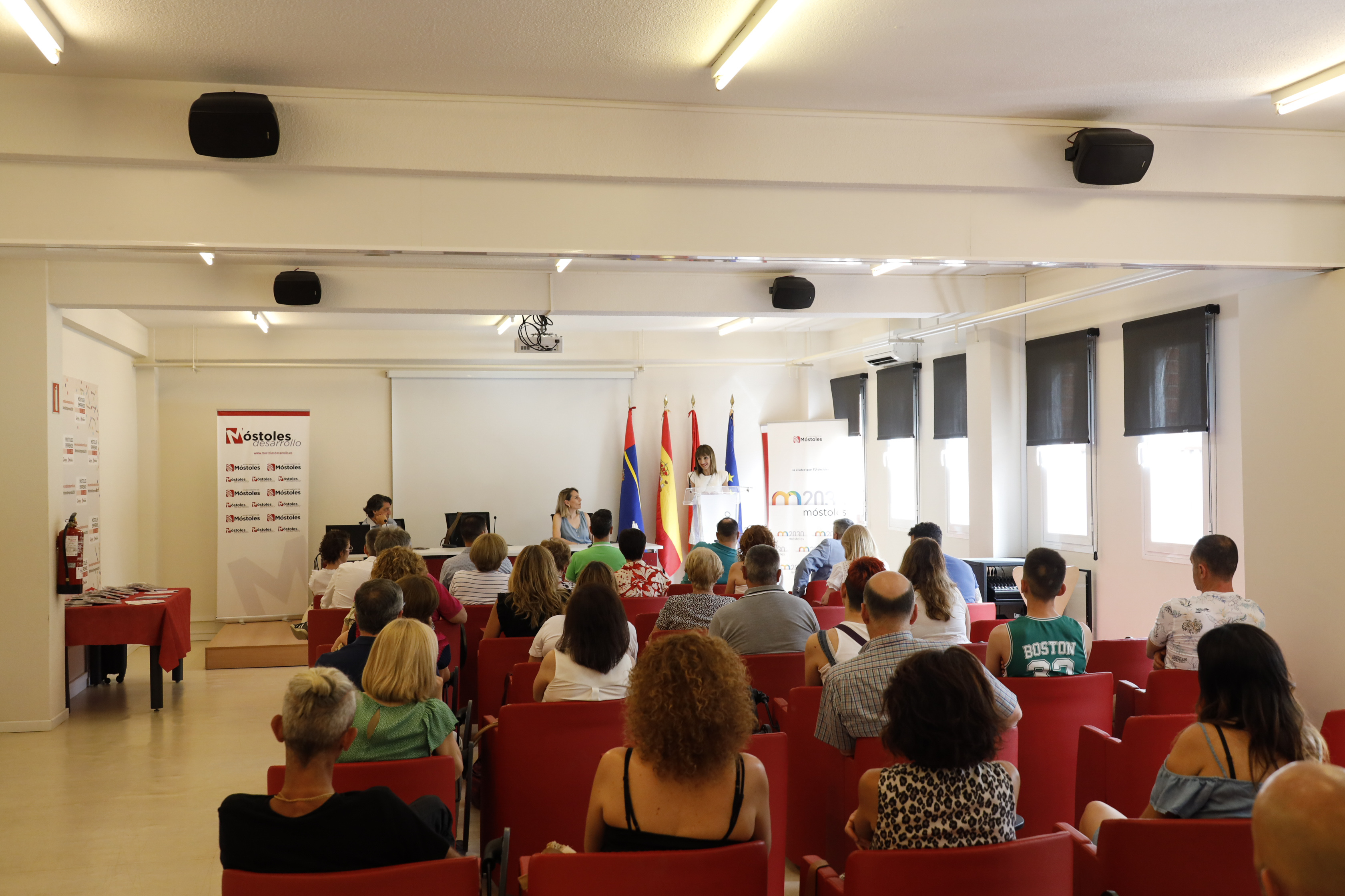 Texto Alternativo: Pilar Ruiz presenta el libro Aprendiendo a Vivir que refleja la situación de las personas que han sido operadas de cáncer de estómago