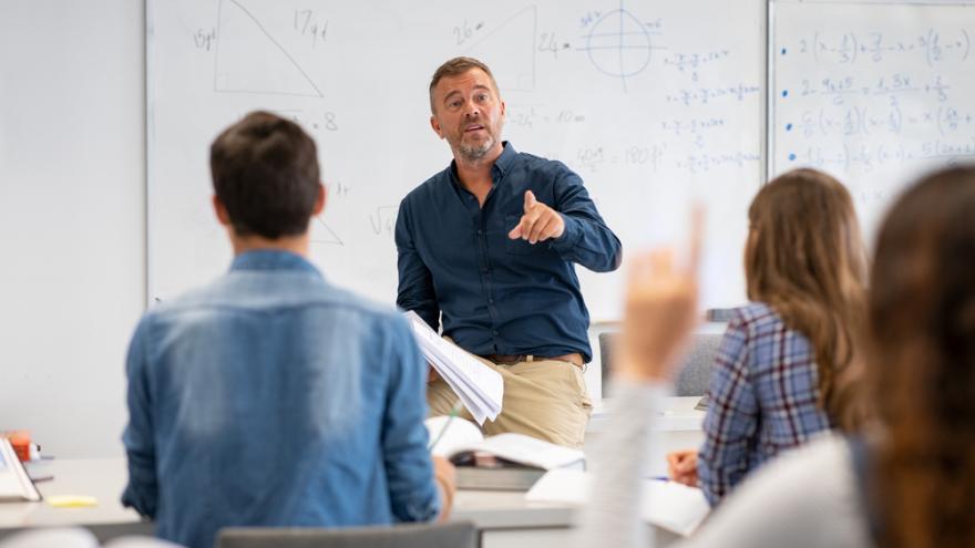 Texto Alternativo: La Comunidad de Madrid inicia las oposiciones de los primeros maestros que aumentarán su formación con el MIR educativo