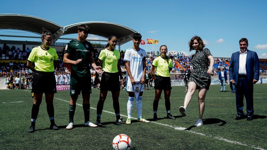 Texto Alternativo: Díaz Ayuso recibe el galardón del VI Torneo de Fútbol Cadete Vicente del Bosque en reconocimiento a su apoyo al deporte
