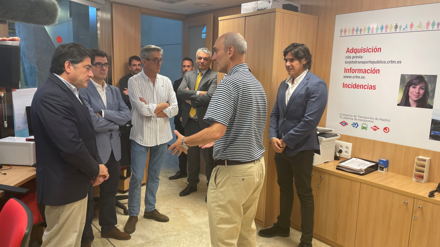 Texto Alternativo: La Comunidad de Madrid atendió el año pasado a casi dos millones de viajeros de manera presencial, telefónica y telemática, un 35% más que en 2020
