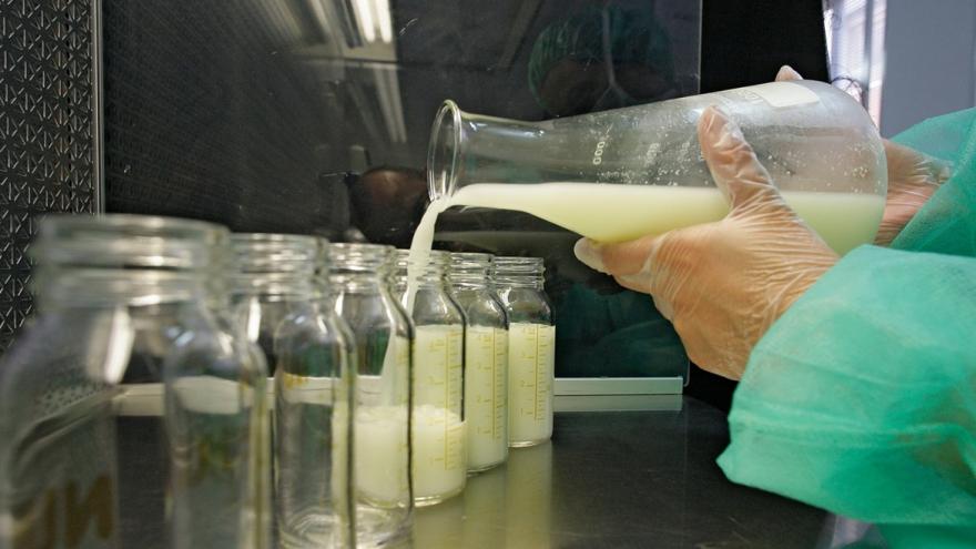 Texto Alternativo: El Banco Regional de Leche Materna del Hospital 12 de Octubre pide la colaboración de madres donantes, ante la bajada de reservas durante el verano
