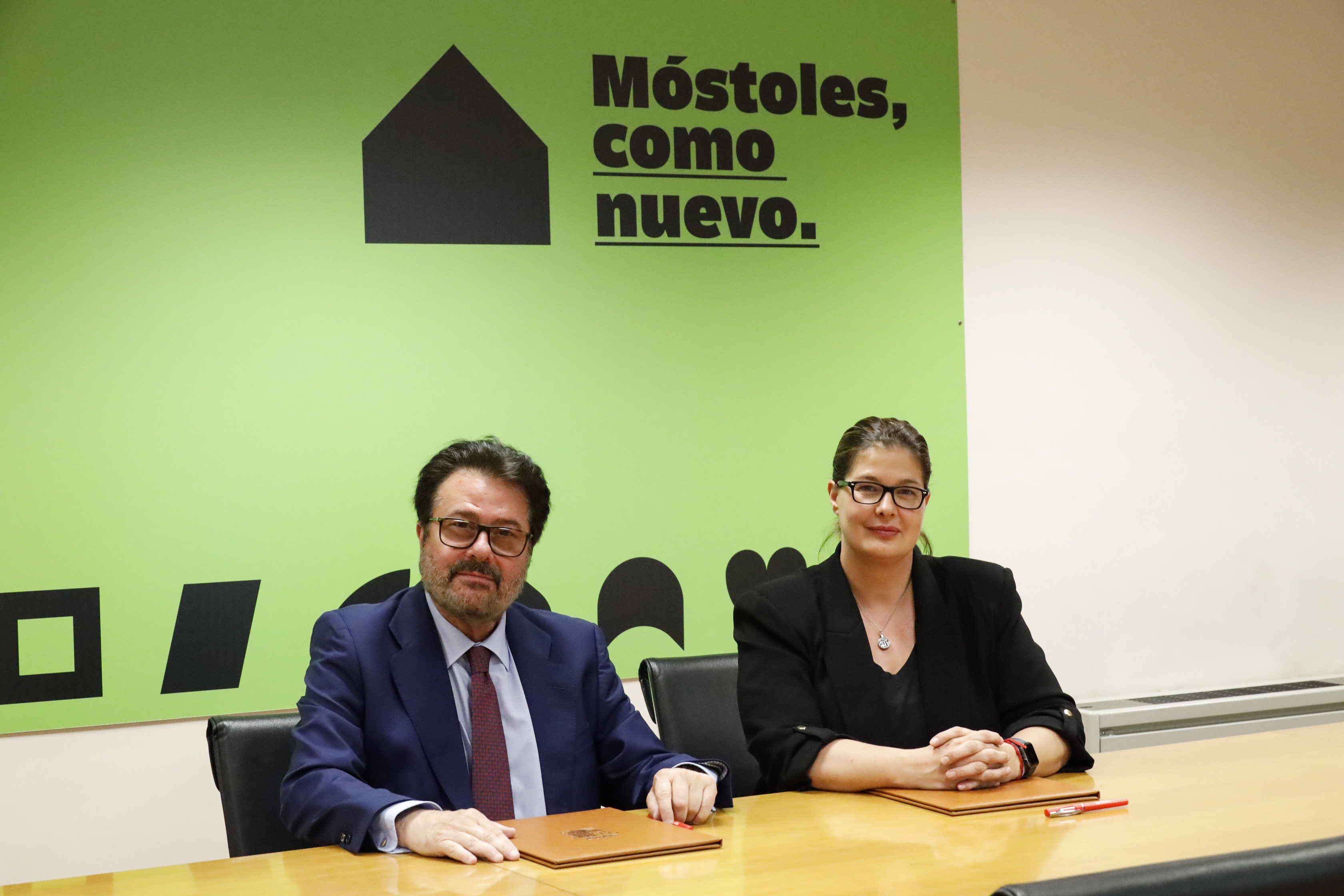 Texto Alternativo: La Alcaldesa de Móstoles firma el nuevo contrato de limpieza y recogida de residuos
