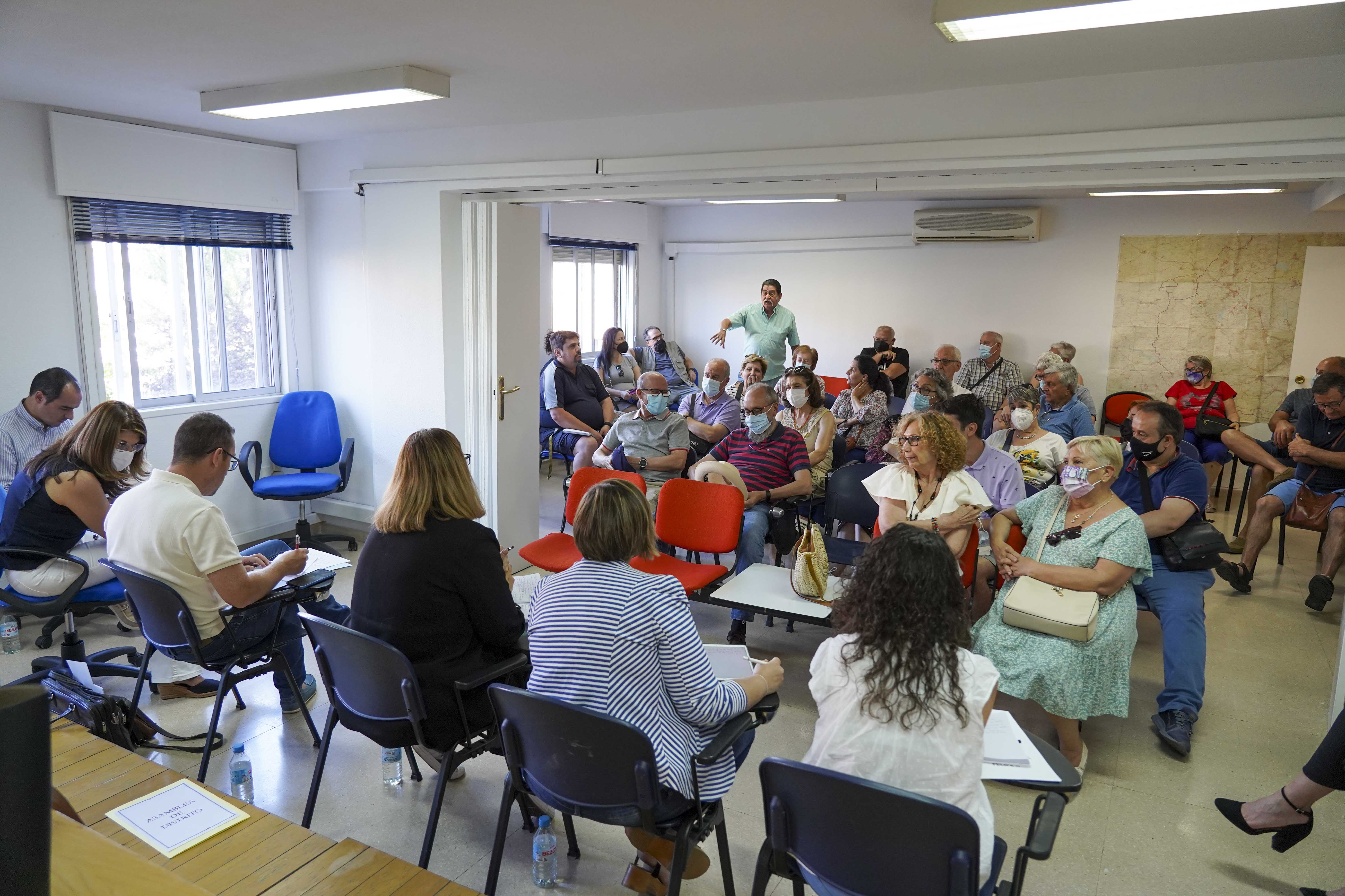 Texto Alternativo: La Alcaldesa se reúne con vecinos de la Junta de Distrito Sur-Este, en una nueva edición de las Asambleas Vecinales Abiertas