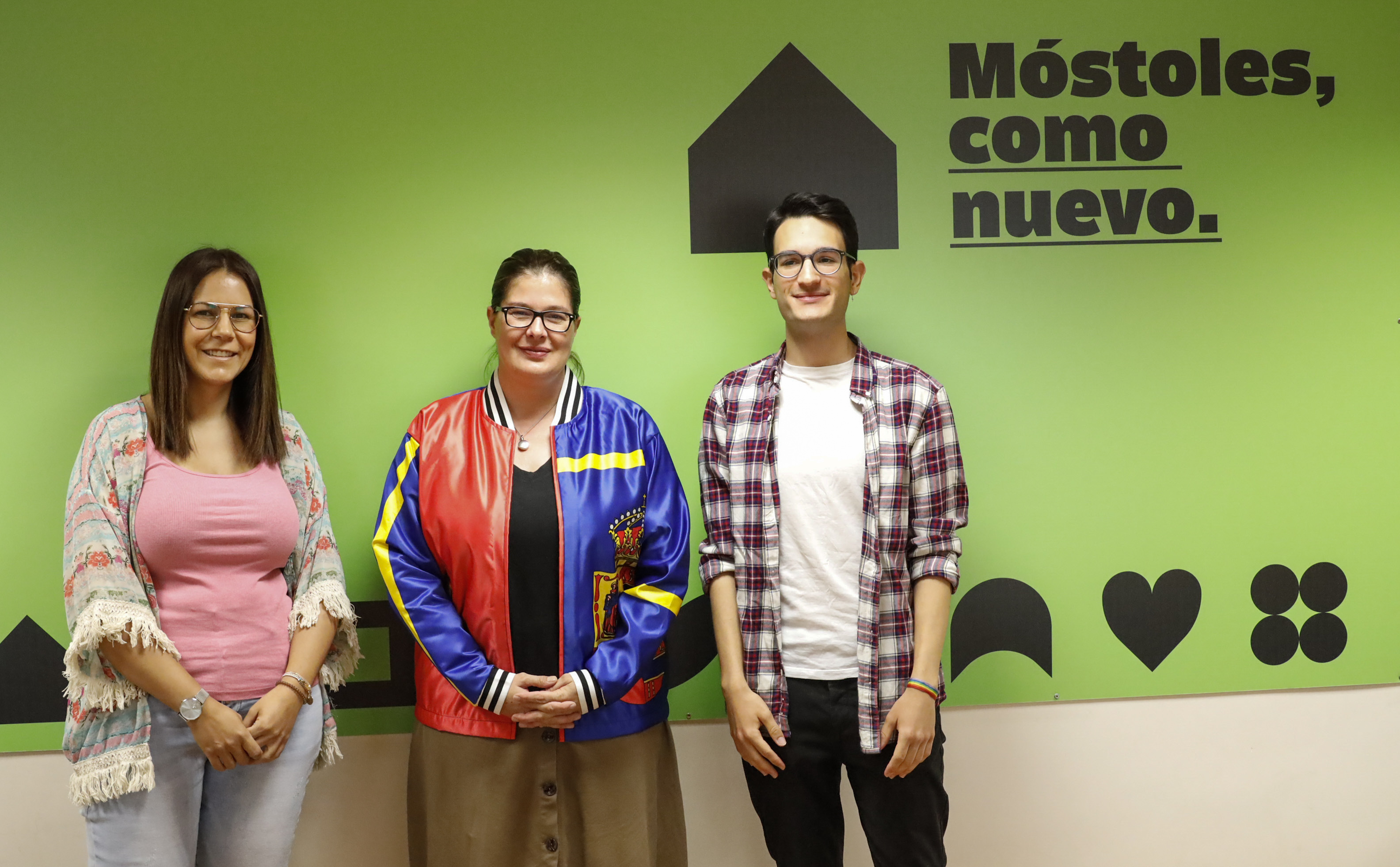 Texto Alternativo: Back2U, el proyecto sostenible ganador de la Explorer URJC entrega a la Alcaldesa una muestra de sus productos sostenibles