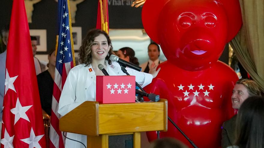 Texto Alternativo: Díaz Ayuso, reconocida por la hostelería y la restauración de Miami tras su labor en la pandemia: “Frente a la zozobra, decidimos ir contra el virus”
