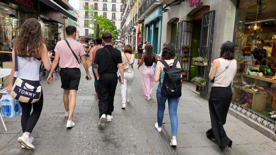 Texto Alternativo: La Comunidad de Madrid organiza rutas turísticas guiadas gratuitas por Chueca con motivo de la celebración del Día Internacional del Orgullo LGTBI