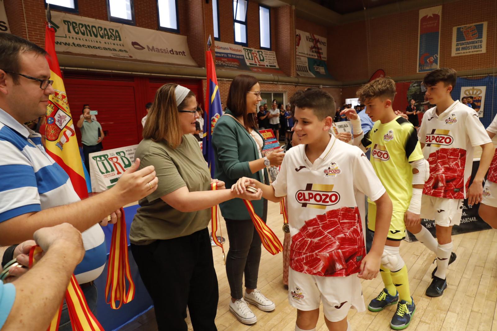 Texto Alternativo: Los equipos infantil y cadete del Futbol Sala Móstoles se proclaman subcampeones de España