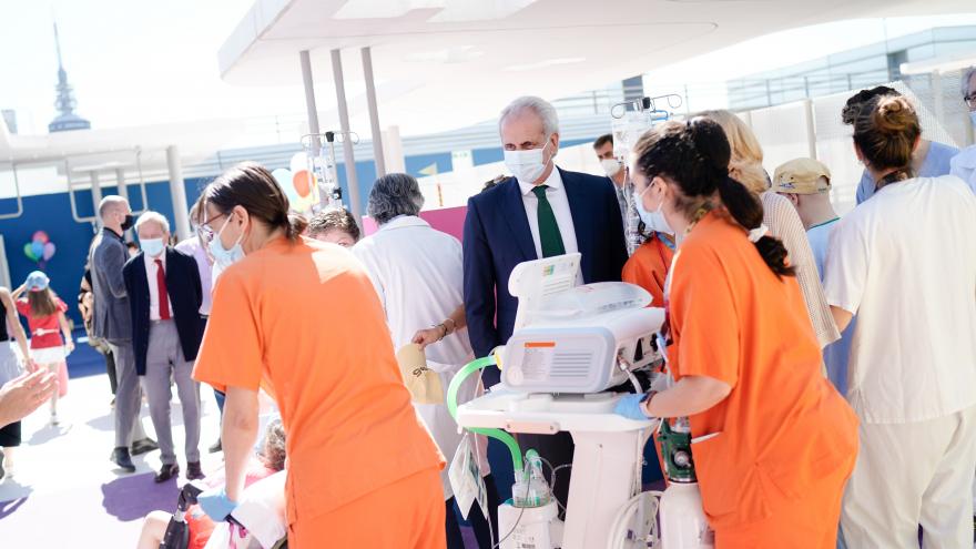 Texto Alternativo: La Comunidad de Madrid inaugura un jardín de recreo en la azotea del Hospital público Gregorio Marañón para los niños ingresados