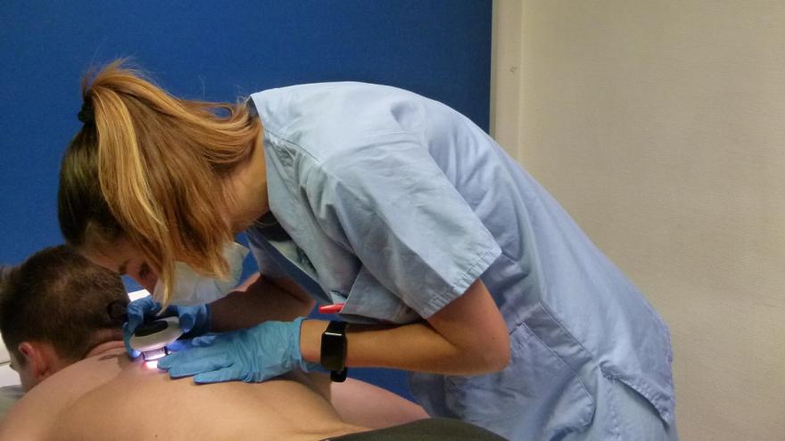Texto Alternativo: El Hospital Fundación Alcorcón participa en la campaña de prevención del melanoma