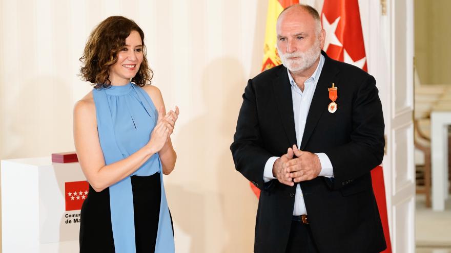 Texto Alternativo: Díaz Ayuso entrega la Medalla de Oro de la Comunidad de Madrid al chef José Andrés por “su valentía, sensibilidad y vocación”