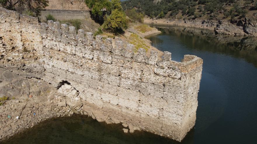 Texto Alternativo: La Comunidad de Madrid restaura un tramo de la muralla medieval de Buitrago del Lozoya