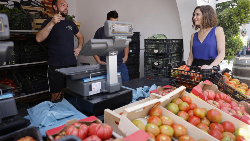 Texto Alternativo: Díaz Ayuso reconoce el trabajo de agricultores y ganaderos madrileños que “nos recuerdan la importancia de la dieta mediterránea”