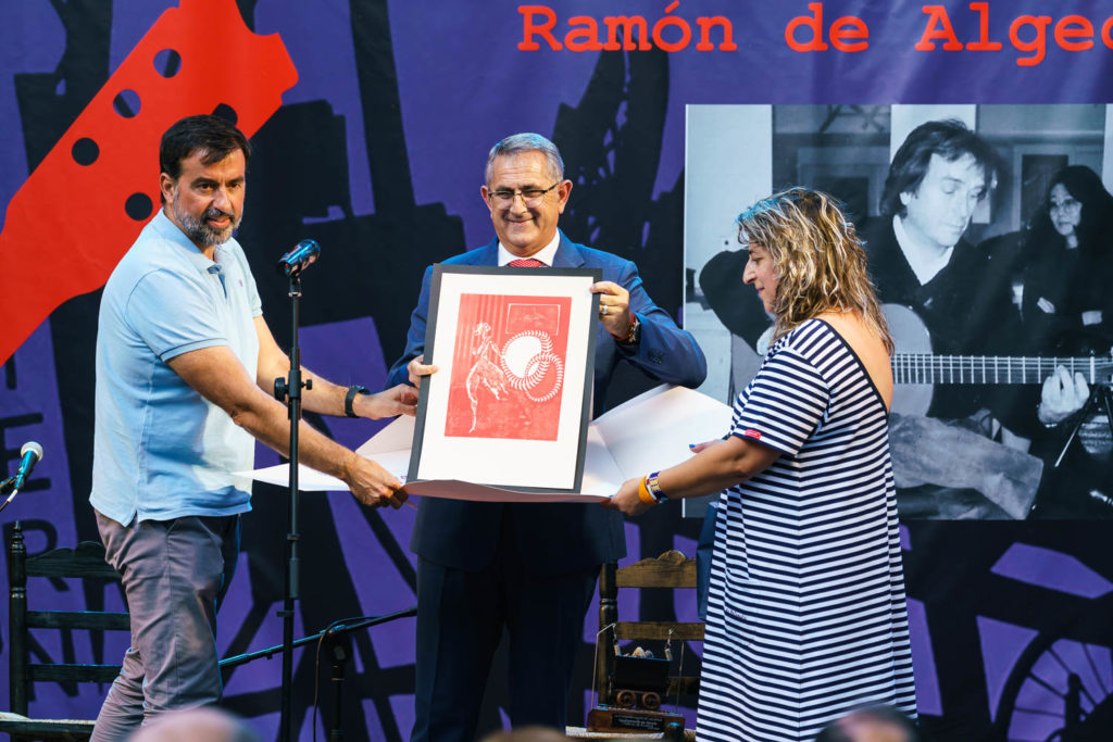 Texto Alternativo: El Festival Xatafi Flamenco premia a Blas Martínez como mejor guitarrista de acompañamiento al cante