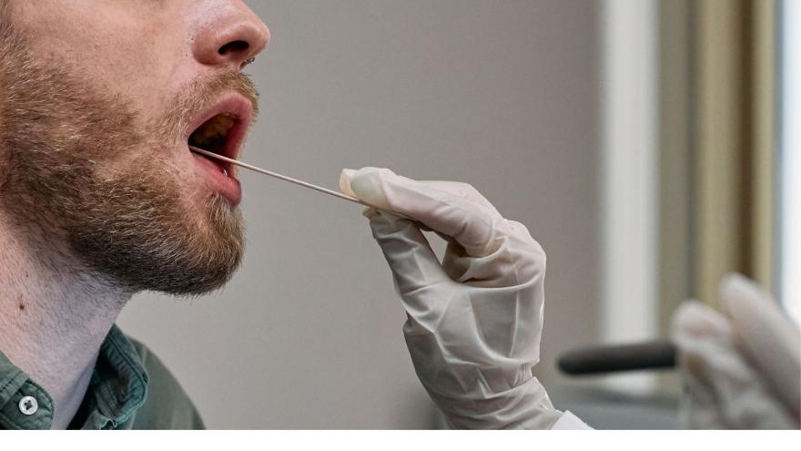 Texto Alternativo: Investigadores de los hospitales Ramón y Cajal y La Paz relacionan niveles altos de una proteína en saliva con mayor probabilidad de sufrir COVID grave