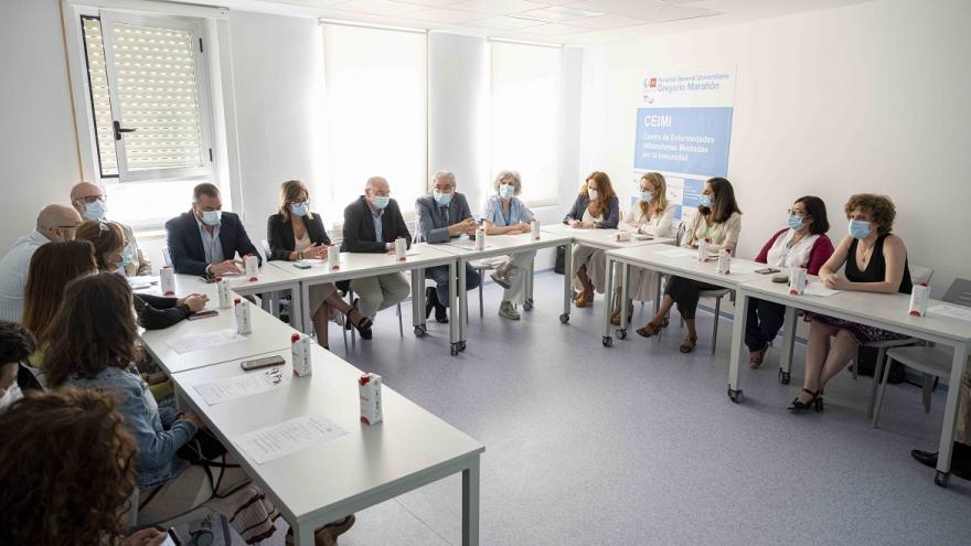 Texto Alternativo: El Centro de Enfermedades Inflamatorias Mediadas por la Inmunidad del Marañón recibe la visita de una delegación del hospital sevillano de Valme