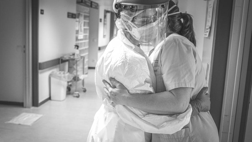 Texto Alternativo: Una obra en hierro del escultor Xavier Raventós y una exposición de fotografías para reconocer a los profesionales del Hospital La Paz