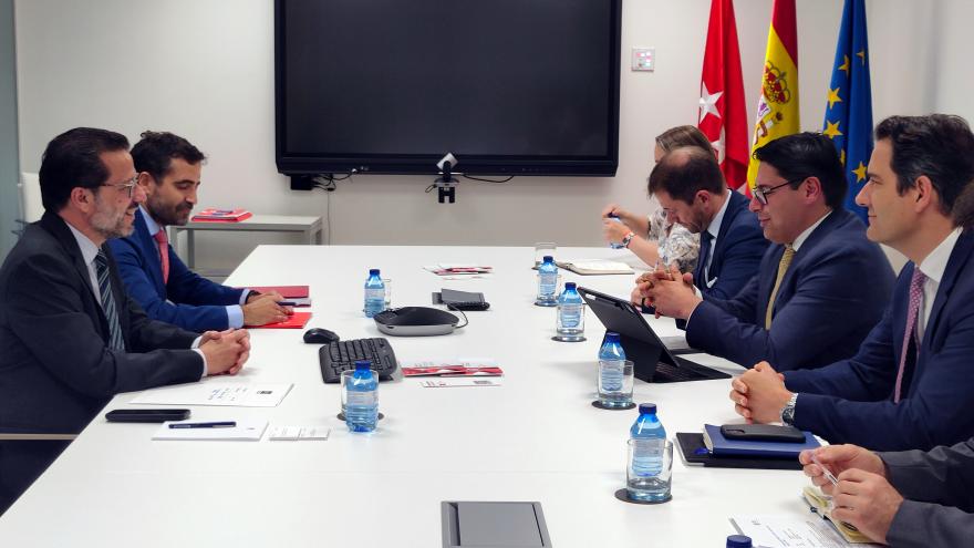 Texto Alternativo: La Comunidad de Madrid refuerza su colaboración con el Banco Europeo de Inversiones para explorar la financiación de nuevos proyectos