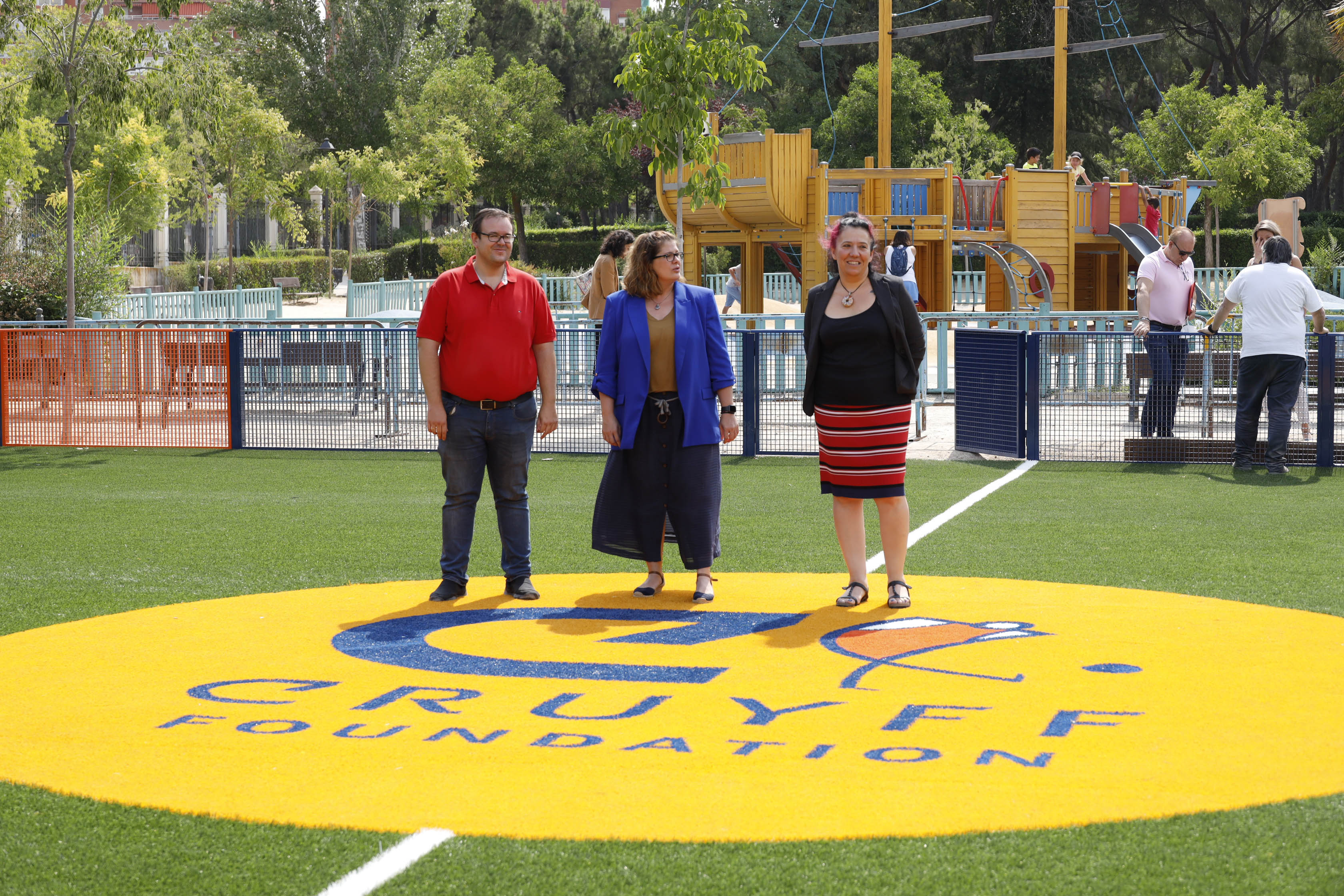 Texto Alternativo: La Alcaldesa visita el campo deportivo construido por la Fundación Johan Cruyff en Móstoles