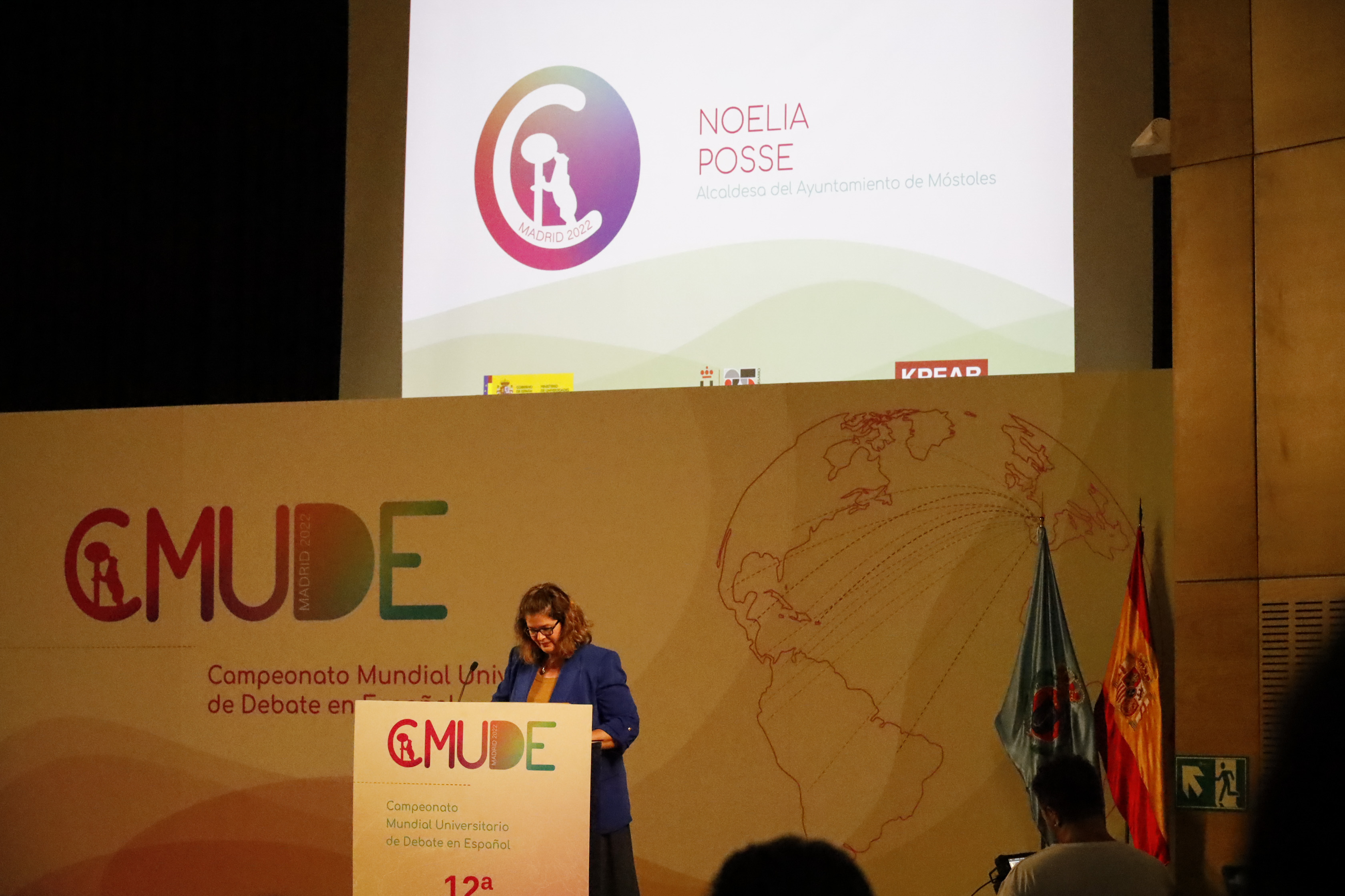 Texto Alternativo: La Alcaldesa da la bienvenida a la ciudad a organizadores y participantes en el Campeonato Mundial Universitario de Debate en Español (CMUDE)