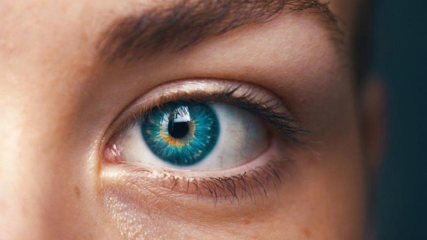 Texto Alternativo: La sanidad pública madrileña implanta el primer dispositivo ocular pionero para tratar la degeneración macular asociada a la edad