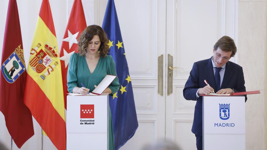 Texto Alternativo: Díaz Ayuso firma con Almeida un convenio para modernizar los servicios sociales de la capital, construir nuevos Centros de Día y mejorar las residencias