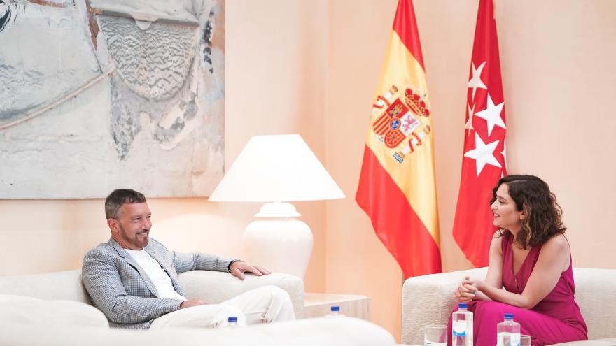 Texto Alternativo: Díaz Ayuso aborda con Antonio Banderas proyectos culturales para Madrid