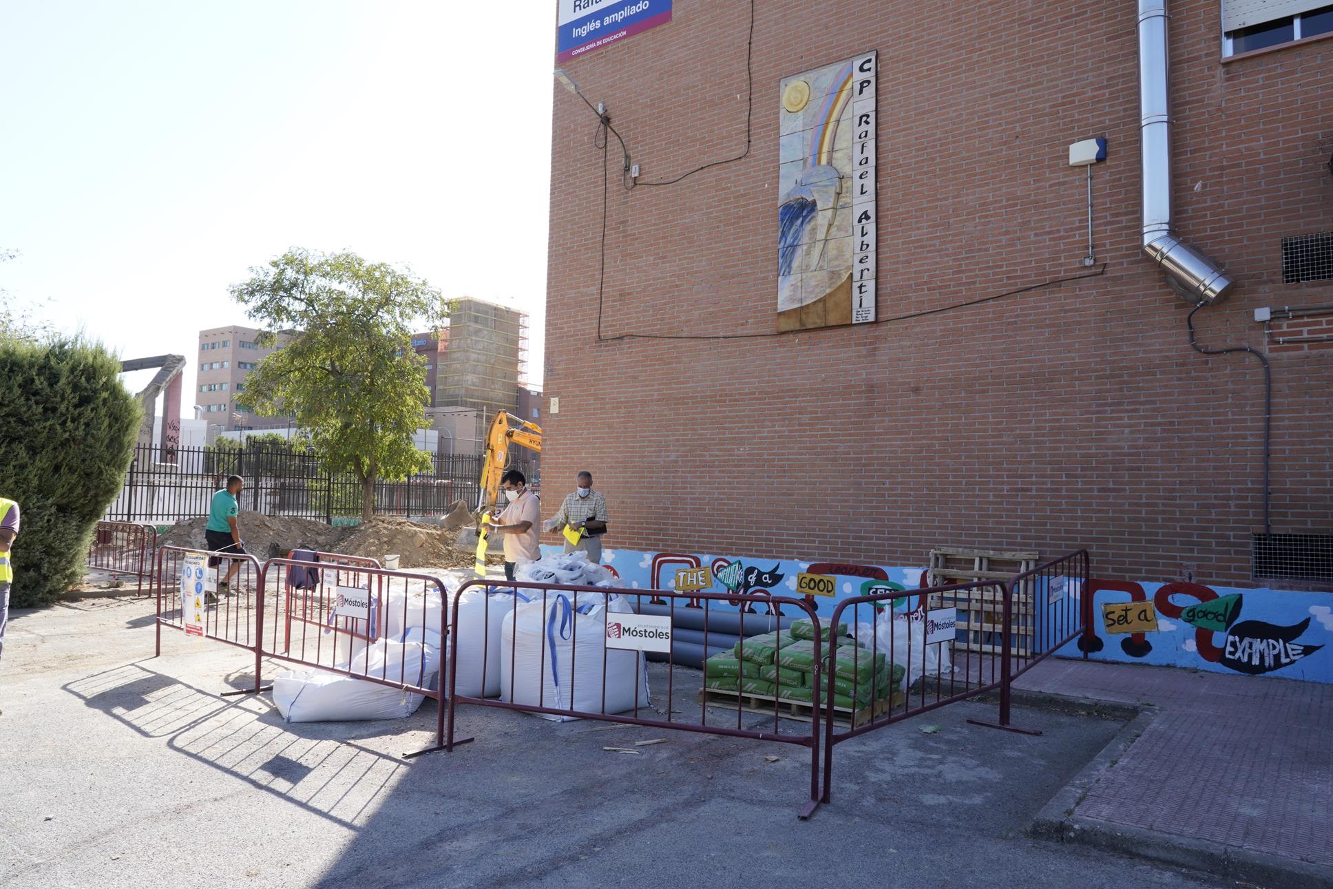 Texto Alternativo: El Gobierno de Móstoles mejora las zonas estanciales exteriores y la accesibilidad en el CEIP Rafael Alberti