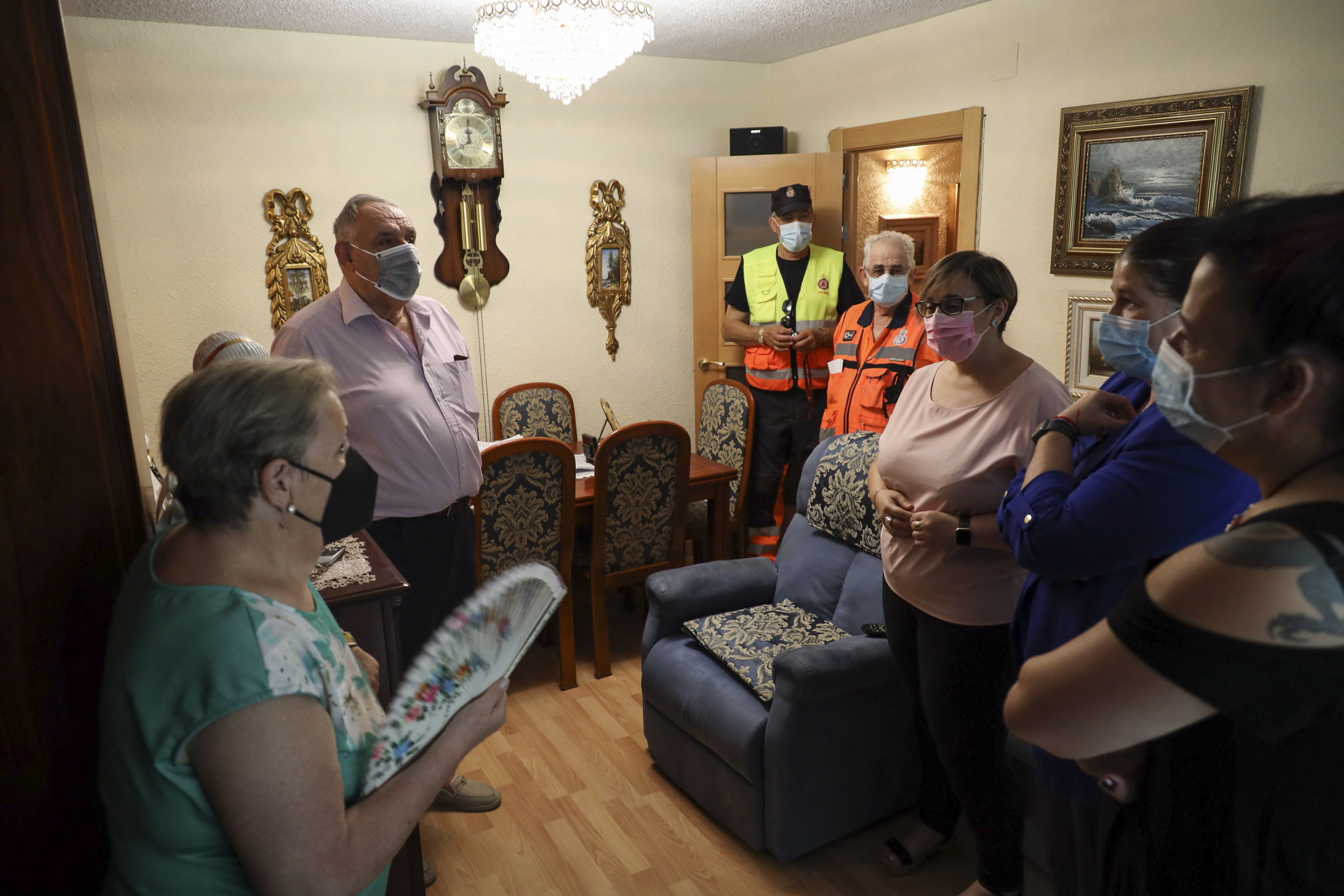 Texto Alternativo: La Alcaldesa visita a varios mayores ayudados por los voluntarios de Protección Civil durante la pandemia