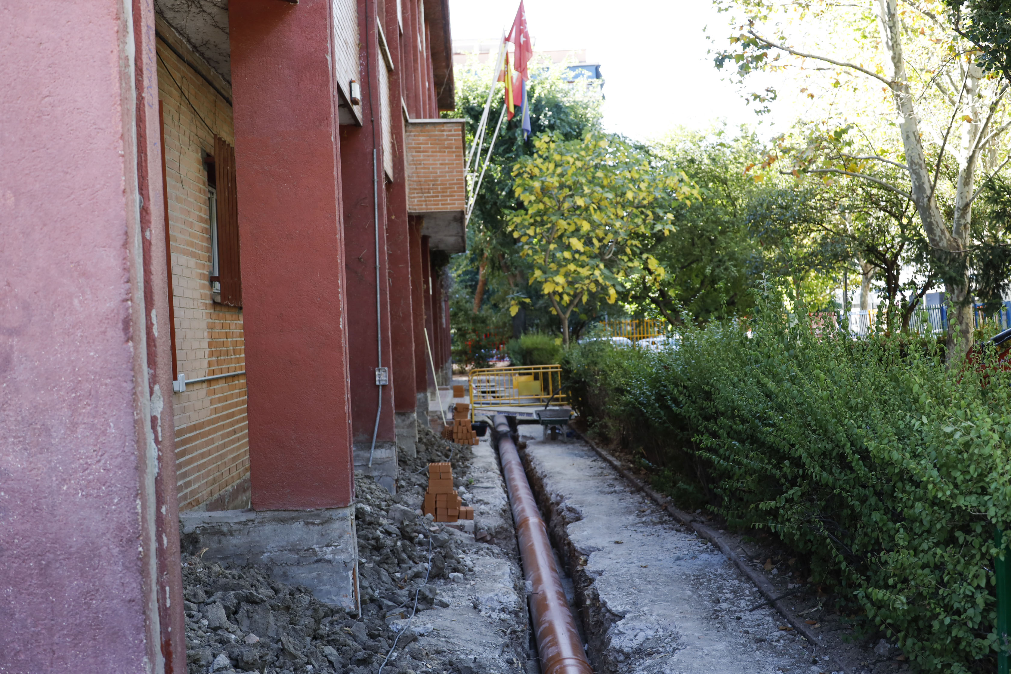 Texto Alternativo: El Gobierno de Móstoles realiza trabajos de reparación de la fachada y cubierta del CEIP Miguel Delibes