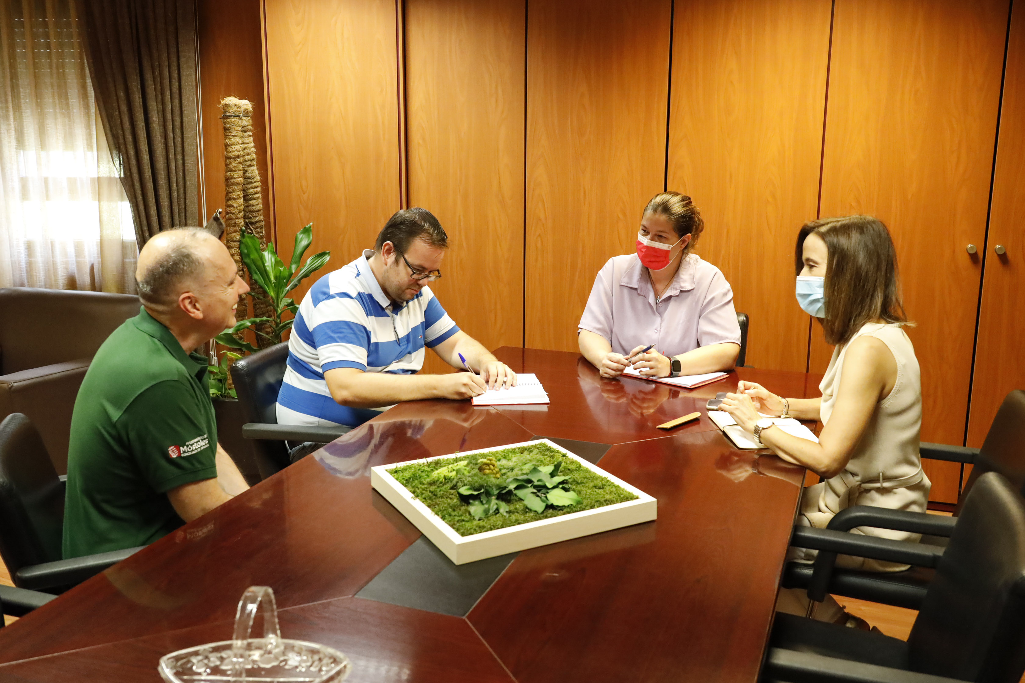 Texto Alternativo: La Alcaldesa se reúne con la Agrupación Deportiva Ajedrez Móstoles