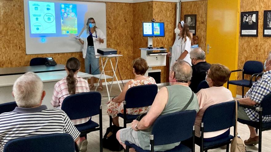 Texto Alternativo: El Centro de Salud Ciudad San Pablo forma a los usuarios mayores sobre las tecnologías sanitarias en Atención Primaria