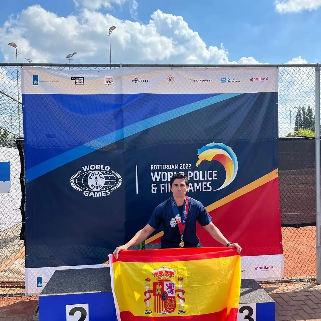 Texto Alternativo: El policía nacional Ander de Lorenzo, miembro del Club Móstoles Tenis, medalla de oro en tenis en los Juegos Mundiales de Policías y Bomberos