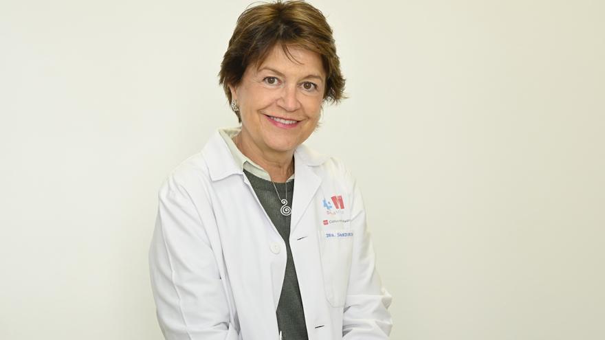 Texto Alternativo: María Sanjurjo, jefa del Servicio de Farmacia del Marañón, recibe el premio Fundamed por su trayectoria profesional
