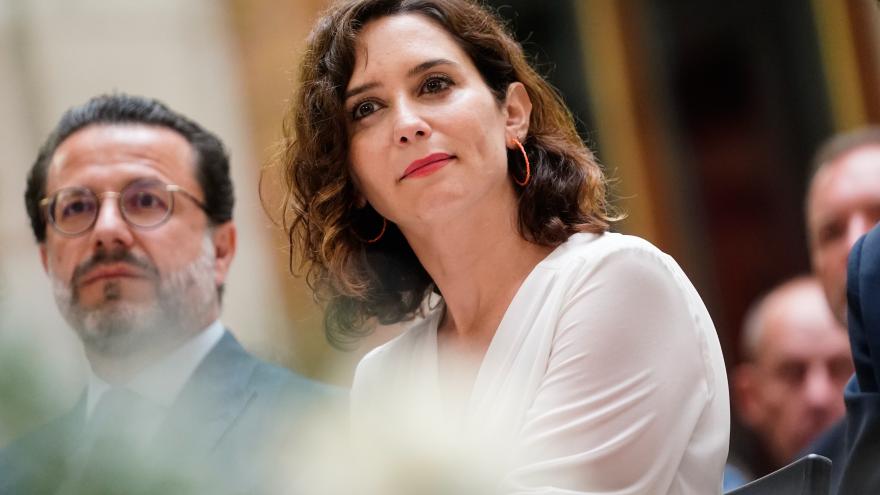 Texto Alternativo: Díaz Ayuso agradece el trabajo de los bomberos de Madrid que “dedican su vida al servicio público”