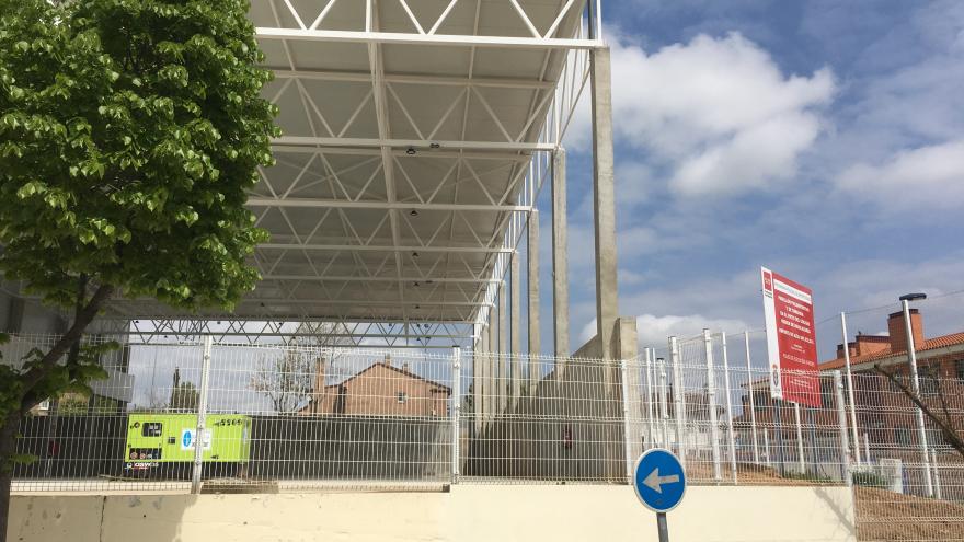 Texto Alternativo: La Comunidad de Madrid dota al colegio público Virgen de Navalazarza de un nuevo polideportivo multiusos