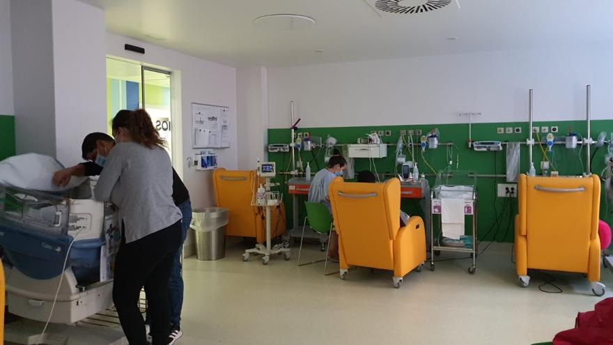 Texto Alternativo: Neonatología del Hospital 12 de Octubre recibe la Paloma de Bronce por la mejora continua en el cuidado del bebé prematuro y su familia